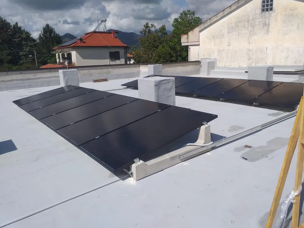 Vista dell'impianto fotovoltaico sul lastrico solare, con le montagne del Salernitano sullo sfondo