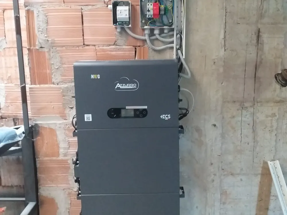 Inverter ibrido con batteria di accumulo installato a parete